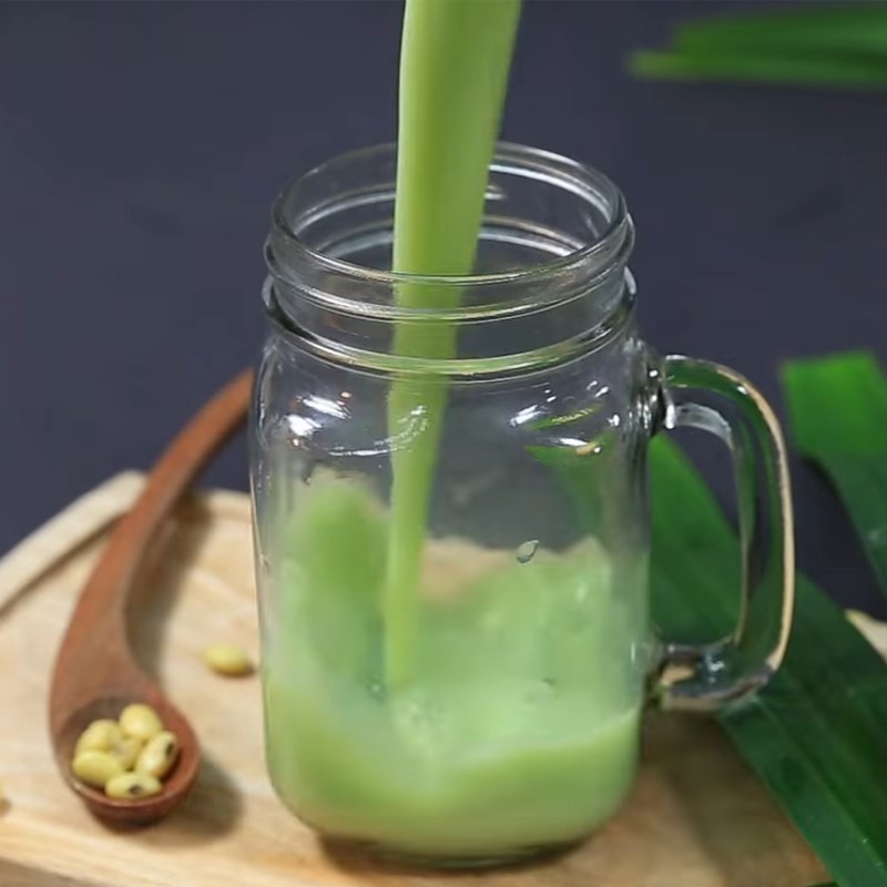 Sữa đậu nành lá dứa đã nấu xong, thơm béo và bổ dưỡng