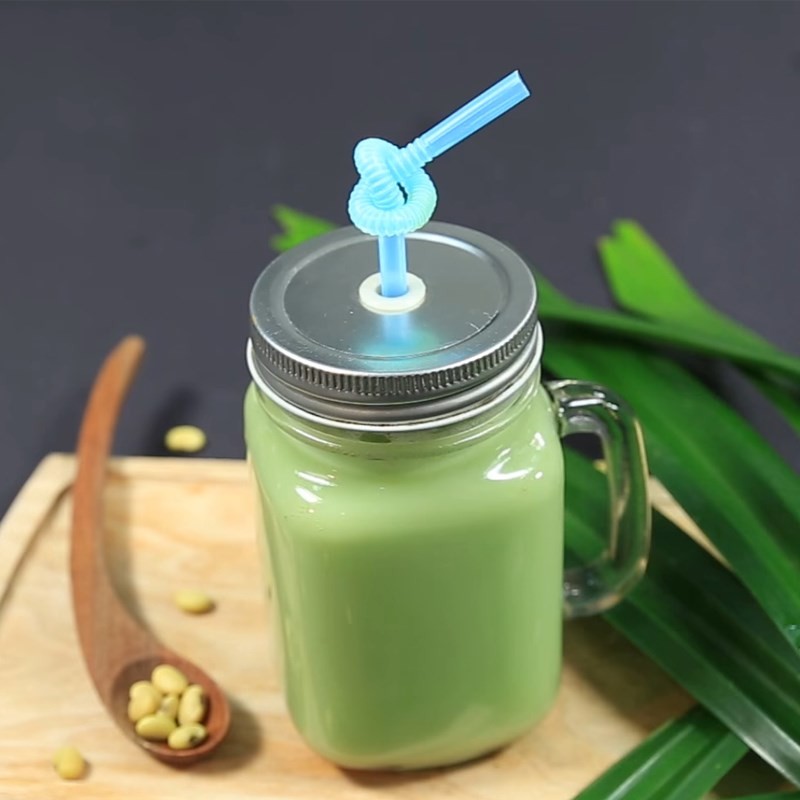 Ly sữa đậu nành lá dứa tự làm với màu xanh dịu mắt và hương thơm quyến rũ
