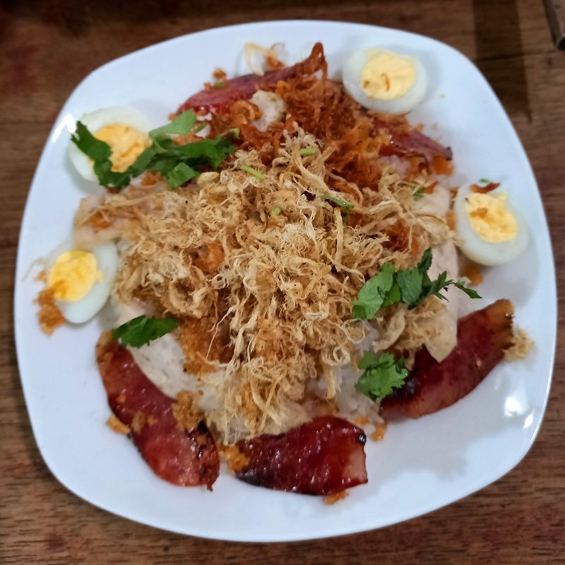 Dĩa xôi mặn thập cẩm đầy đủ topping, sẵn sàng thưởng thức