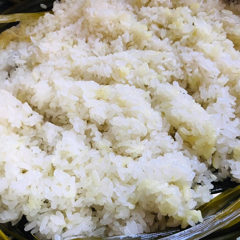 Đĩa xôi nếp ngon dẻo, hạt xôi căng mọng, hấp dẫn với màu sắc tự nhiên