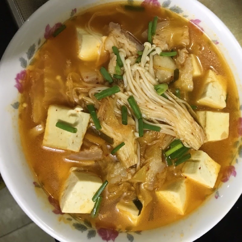 Bát canh kim chi thịt heo thành phẩm với màu sắc hấp dẫn, mời gọi thưởng thức, minh chứng cho sự thành công của cách nấu canh kim chi đơn giản.