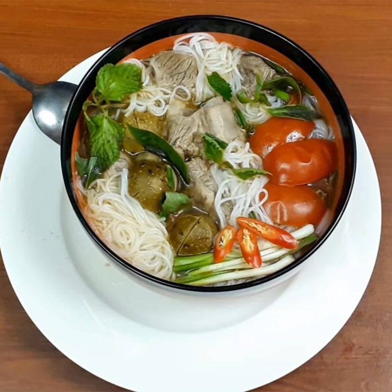 Thành phẩm bún sườn nấu sấu chuẩn vị, đẹp mắt