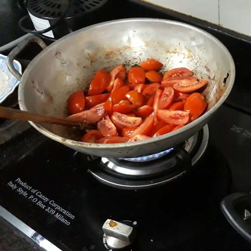 Xào cà chua cho món cá nheo nấu canh chua măng