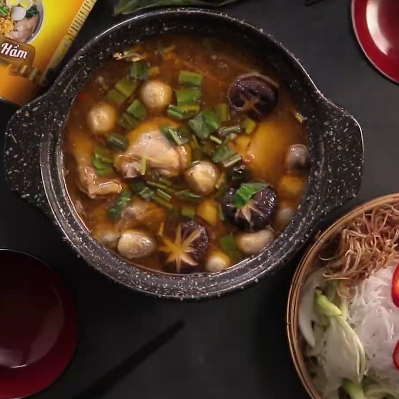 Tô canh bông hẹ thịt băm nóng hổi, thơm ngon