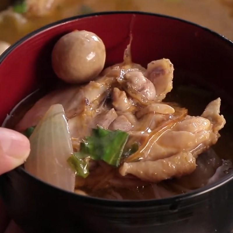 Nồi lẩu gà chua nấm đầy đặn, sẵn sàng cho bữa ăn gia đình