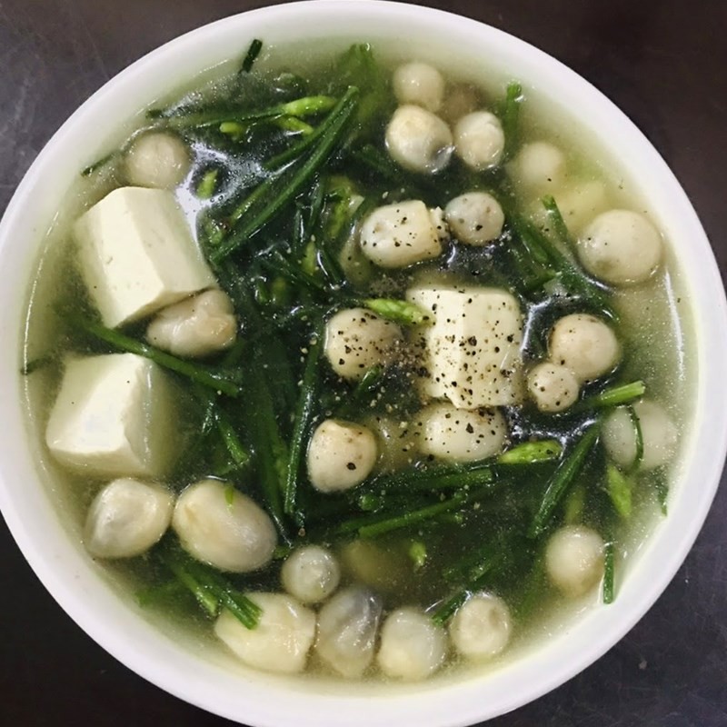 Nồi lẩu gà chua lá chúc đã hoàn thành, sẵn sàng thưởng thức cùng bún và rau