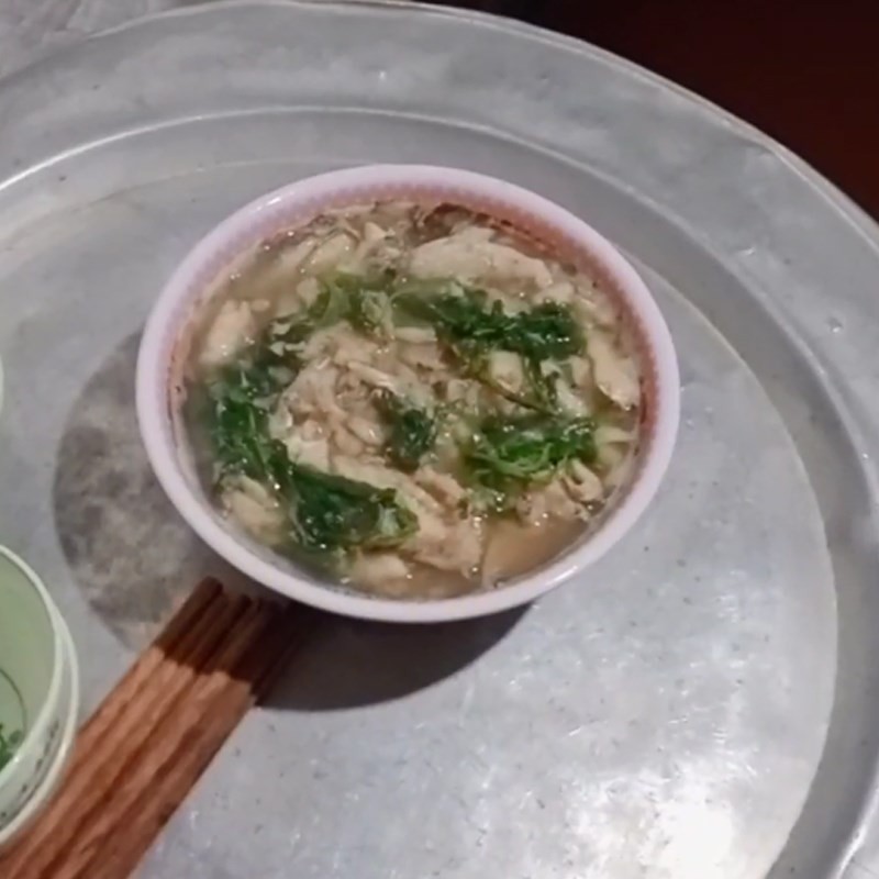Thành phẩm món chè cốm xanh mướt, dẻo ngọt, thơm lừng mùi lá dứa và cốm non, sẵn sàng để thưởng thức như một món chè ngon Hà Nội đích thực.