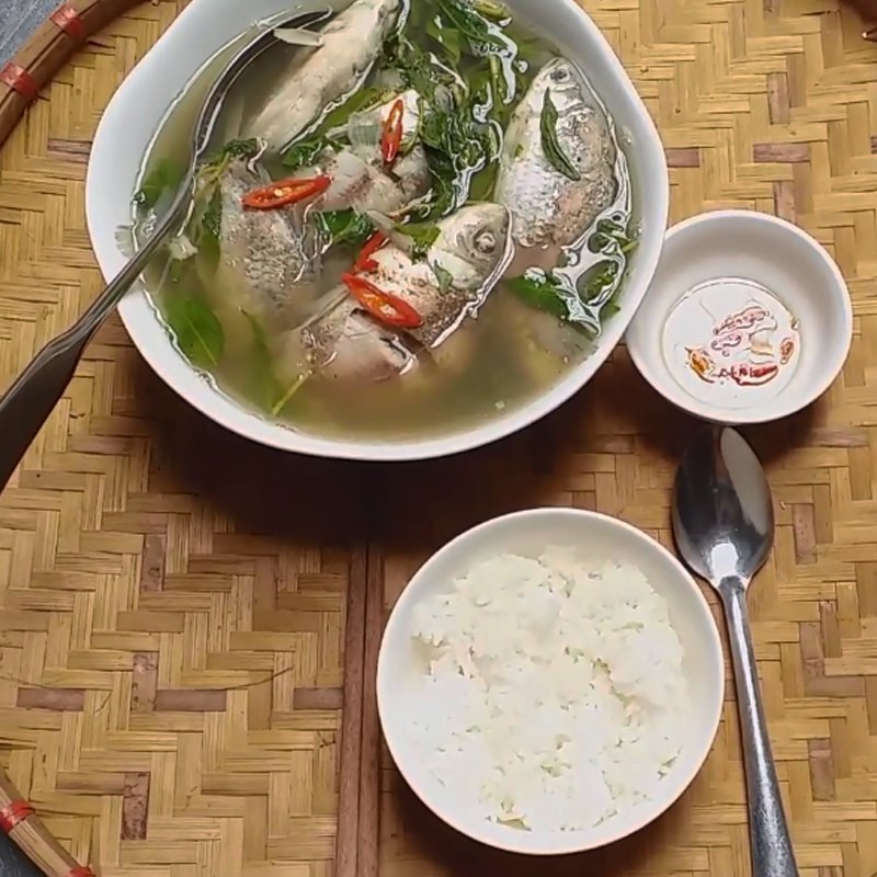 Bát canh cá diếc nấu rau răm nóng hổi, thanh mát