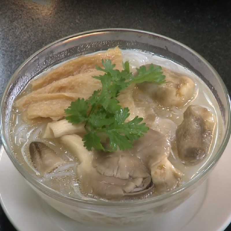 Bún nấm chay thanh đạm đầy đủ rau sống và gia vị ăn kèm