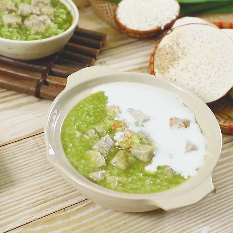 Tổng thể chén chè khoai môn lá dứa thanh mát, là món tráng miệng lý tưởng cho những ngày hè nóng bức.