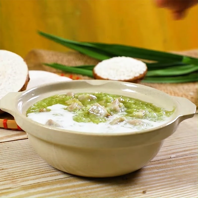 Thưởng thức chè khoai môn lá dứa với thìa, cảm nhận sự hòa quyện của vị béo, ngọt, bùi và hương thơm dịu mát từ lá dứa.