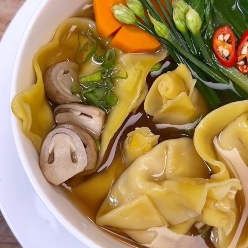 Một bát hoành thánh chay nước với nấm rơm và tàu hũ ky đầy đủ dưỡng chất