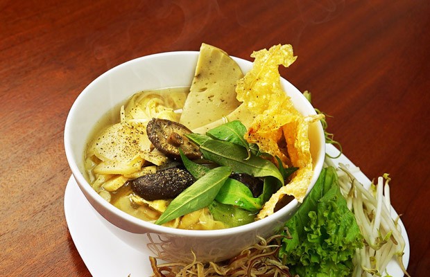 Thành phẩm bún măng chay hấp dẫn, nước dùng trong veo, topping phong phú và màu sắc bắt mắt, mời gọi thực khách thưởng thức.
