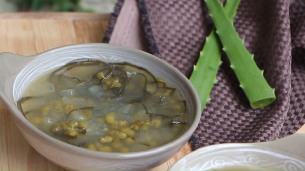 Thưởng thức chè nha đam đậu xanh giòn ngon, thanh mát và bổ dưỡng.