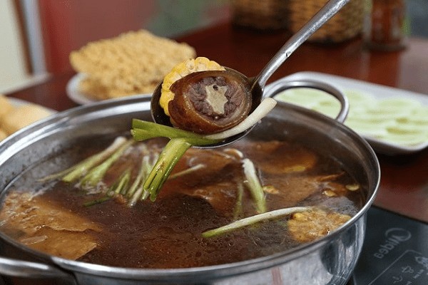 Món lẩu đuôi bò chua cay thành phẩm bày biện đẹp mắt, sẵn sàng thưởng thức