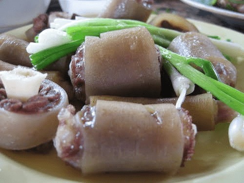 Đuôi bò đã được hầm mềm, chuẩn bị cho bước nấu nước lẩu chua cay