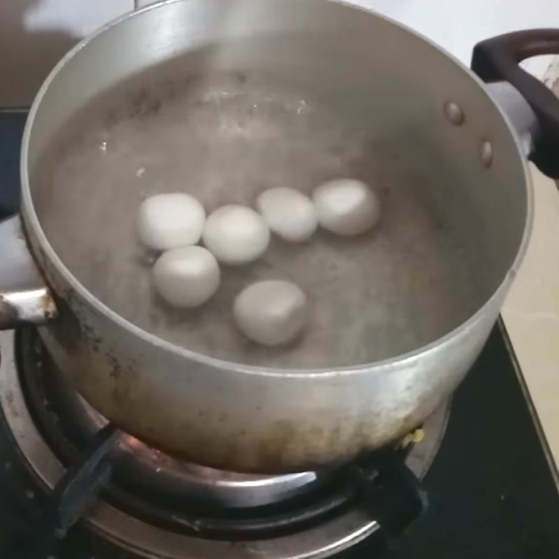 Bánh trôi nước nhân dừa đang được luộc chín trong nồi