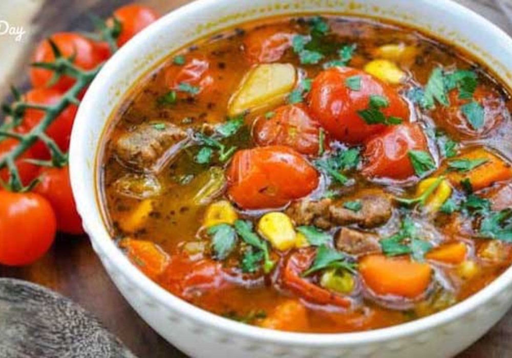 Bát canh cà chua thịt bò ba chỉ nóng hổi, sắc đỏ cà chua tươi tắn kết hợp với thịt bò và hành ngò, thanh mát cho bữa cơm