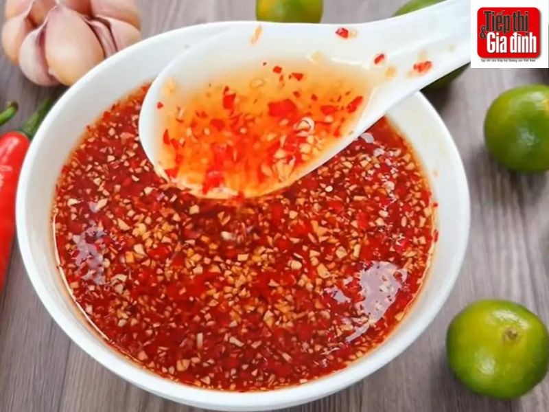 Thành phẩm là chén nước chấm đủ vị chua, cay, mặn, ngọt, đặc sánh mà lại để được lâu