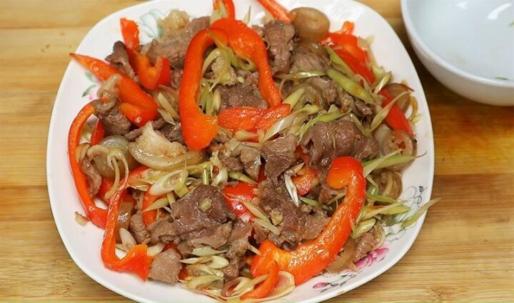 Miếng thịt bê tươi ngon chuẩn bị chế biến thành món xào lăn hấp dẫn
