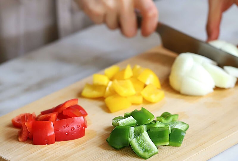 Quá trình sơ chế thịt bò và các loại rau củ chuẩn bị cho món bò xào ớt chuông