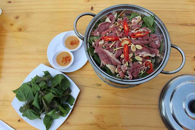 Dĩa thịt dê hấp sả đã hoàn thành, sẵn sàng thưởng thức
