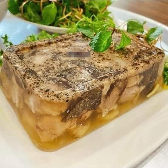 Món đông thịt gà chân giò đã hoàn thành, chuẩn bị thưởng thức