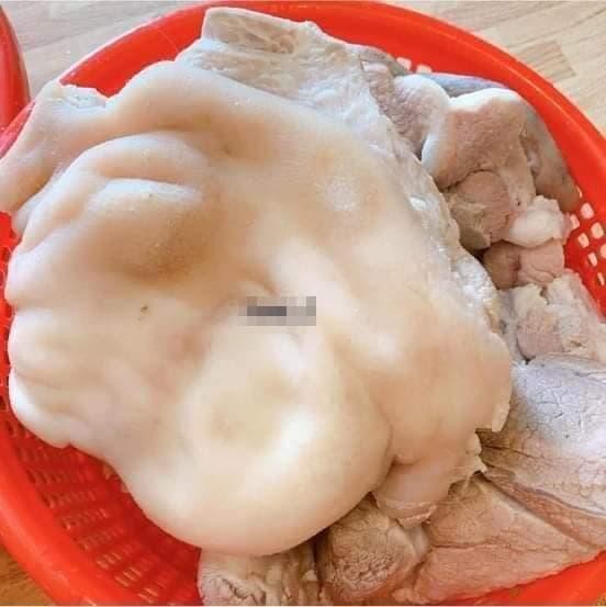 Thịt gà đã chặt nhỏ sẵn sàng cho cách nấu đông thịt gà với chân giò
