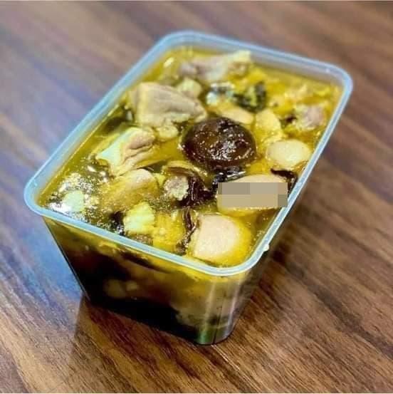 Vớt bọt thường xuyên giúp thịt đông gà chân giò trong và ngon hơn