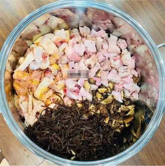 Chân giò heo thái miếng vuông chuẩn bị làm đông thịt gà với chân giò