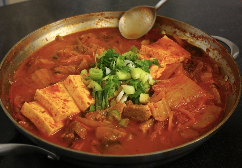 thịt heo nấu lẩu kim chi