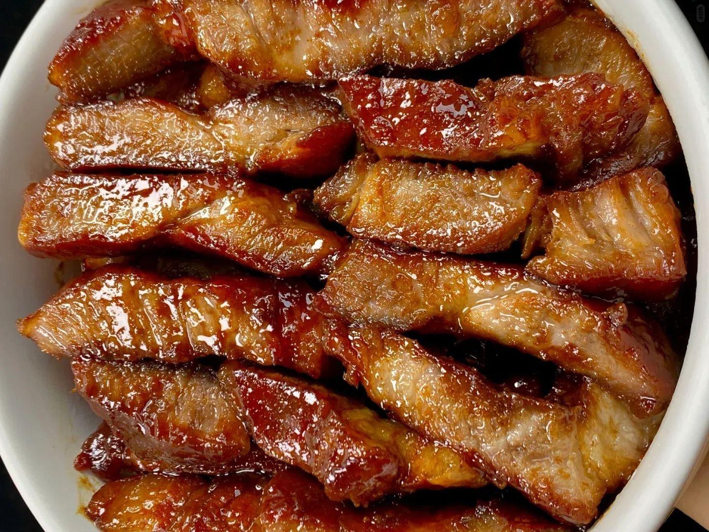 Cắt thịt mặn ngọt thành từng miếng vừa ăn sau khi chế biến, sẵn sàng thưởng thức