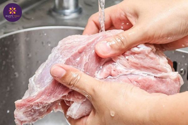 Sơ chế thịt gà sạch sẽ để nấu cà ri Thái xanh tại nhà