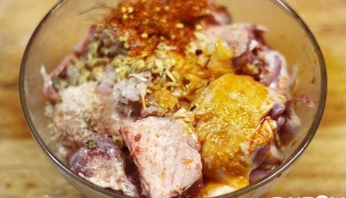 thịt vịt ướp gia vị để nấu cà ri vịt