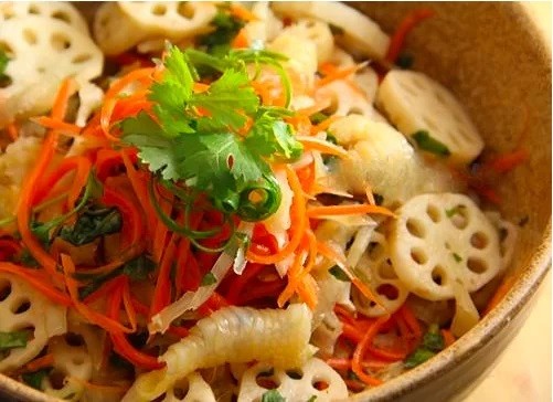 Đuôi heo hầm củ sen béo ngậy, làm ấm bụng cùng rau ngót Nhật tươi xanh