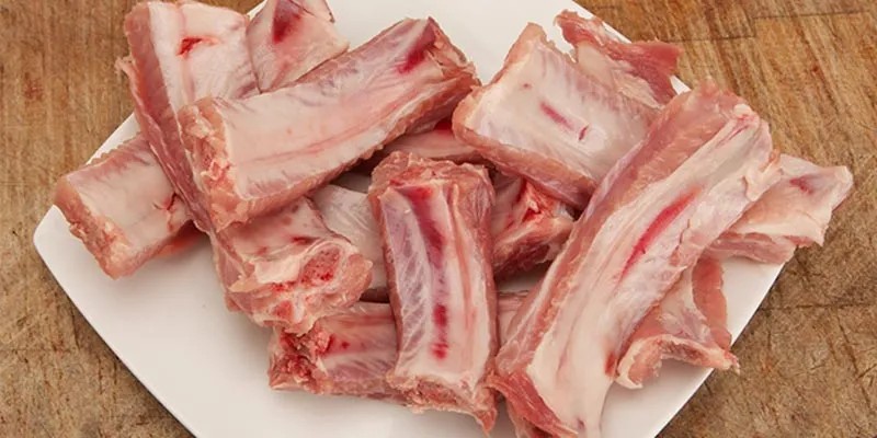 Lựa chọn sườn heo tươi ngon, màu hồng tự nhiên để nấu cháo sườn cho bé