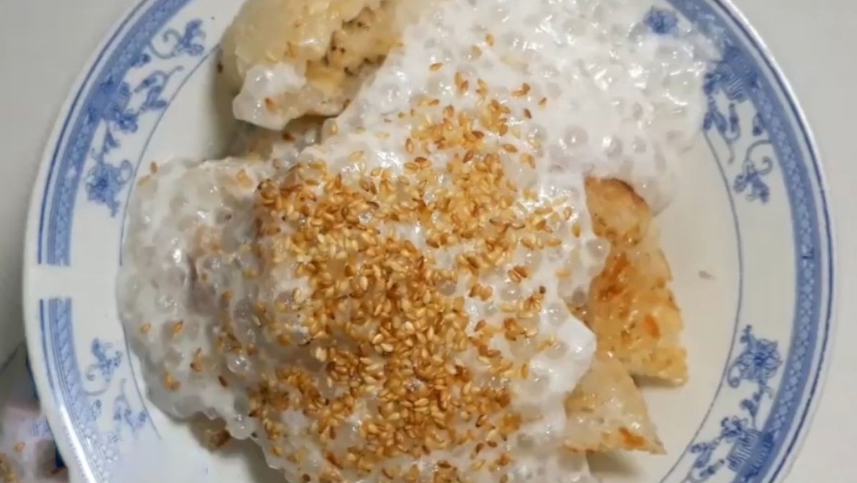 Chè chuối nếp nướng thơm ngon, béo ngậy được trình bày hấp dẫn với nước cốt dừa sánh mịn và mè rang