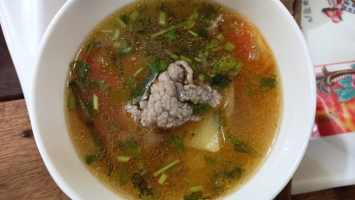 Món canh chua thịt bò cà chua và thơm đã hoàn thành