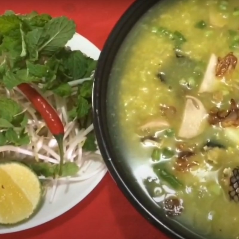 Cháo rắn đậu xanh được trình bày đẹp mắt trong nồi lẩu điện, sẵn sàng thưởng thức