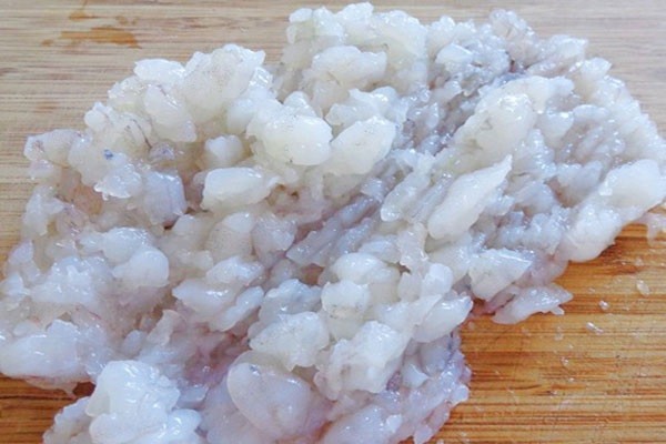 Tôm sú tươi băm nhuyễn để nấu canh rau ngót