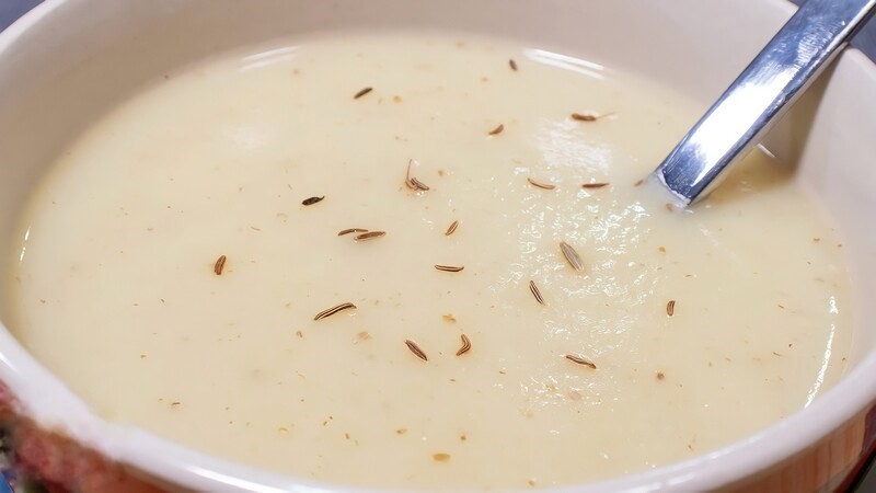 Súp khoai tây bắp cải vàng nhạt, trang trí rau thơm và hạt tiêu
