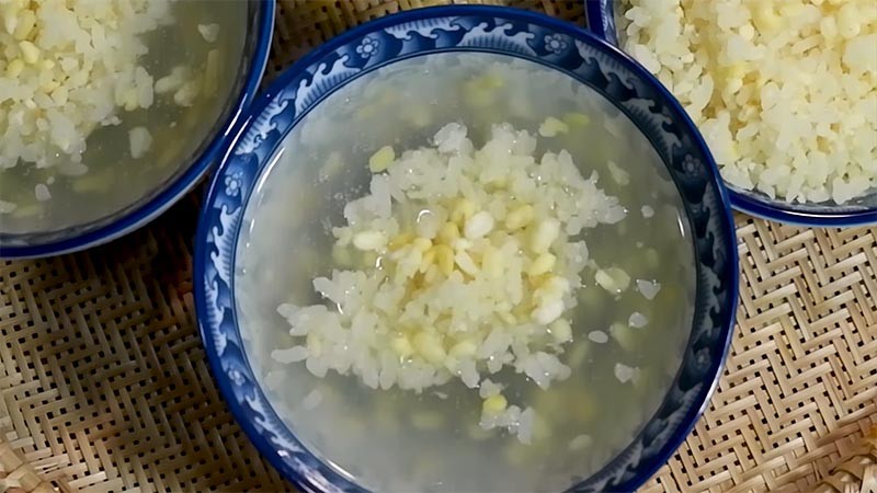 Món xôi chè đậu xanh đã hoàn thành, sẵn sàng dâng cúng tổ tiên trong dịp Tết.