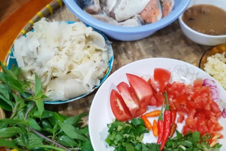Sơ chế nguyên liệu đầu cá hồi tươi ngon để nấu món canh chua măng hấp dẫn