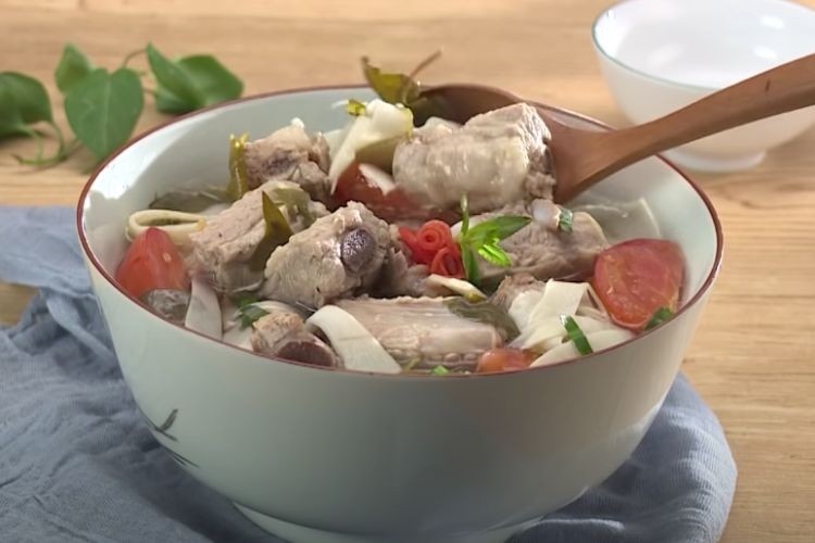 Bát canh chua măng sườn non với vị ngọt tự nhiên của xương và chua thanh của măng