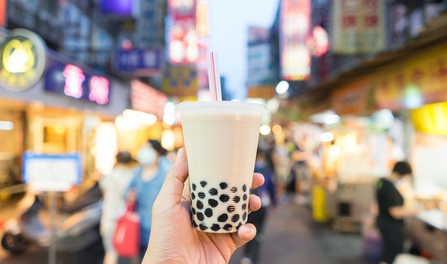 Hàng loạt ly trà sữa trân châu đã hoàn thành, sẵn sàng phục vụ khách hàng trong kinh doanh