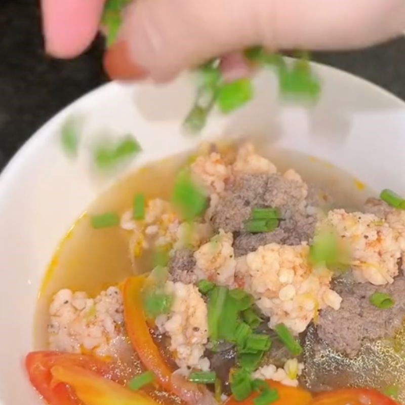 Trình bày món miến dong sợi to nấu tôm tươi và thịt bò đã hoàn thành