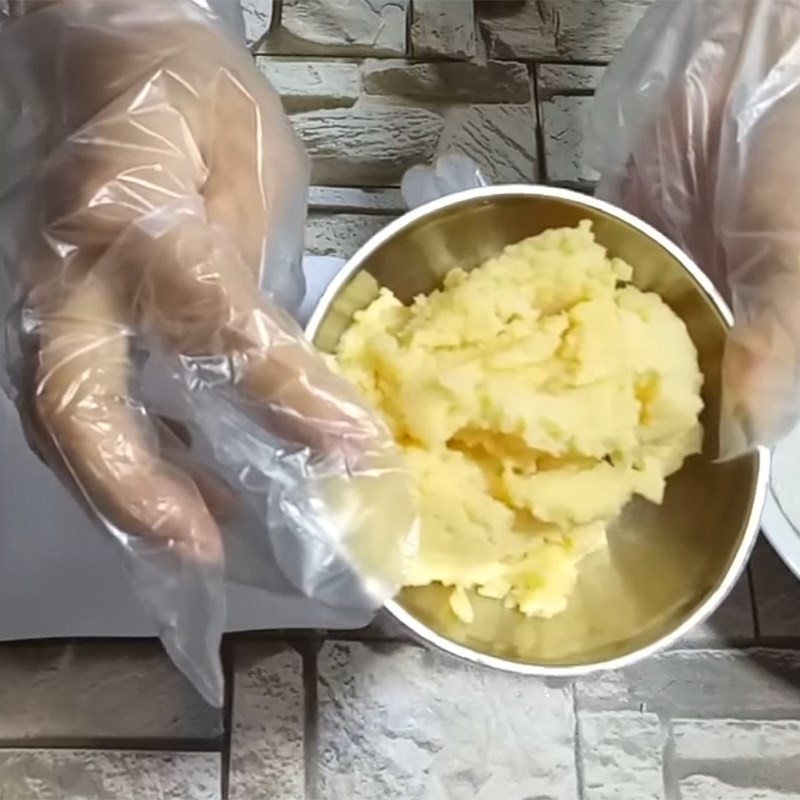 Nguyên liệu nhân được chuẩn bị, sẵn sàng cho việc bọc bánh chè trôi nước nhân dừa