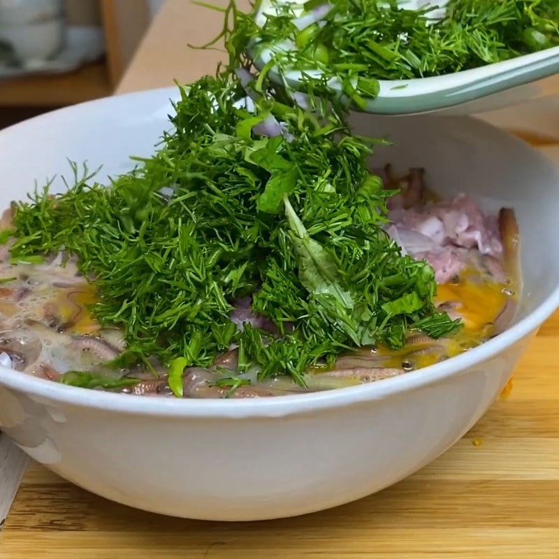 Thêm thịt heo xay và rau thơm