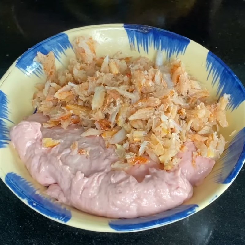 Bước 3 Trộn chả cua với giò sống