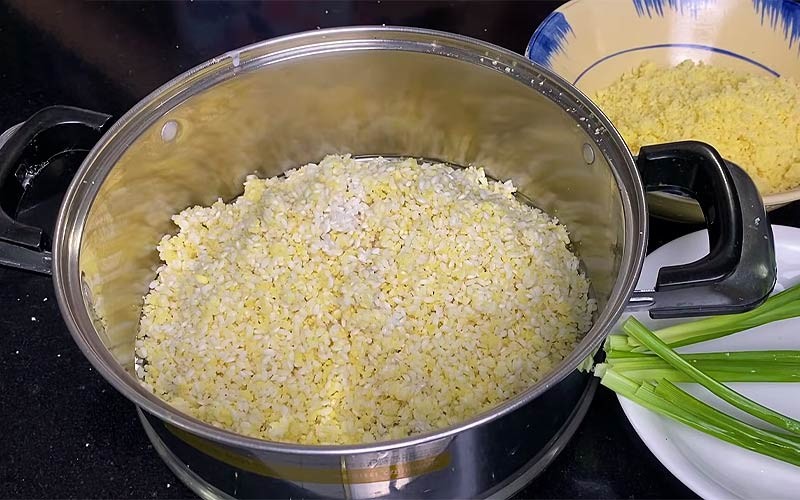 trộn đậu xanh và gạo nếp làm xôi vò